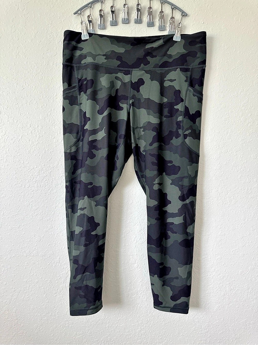 Old Navy High-Waisted PowerSoft 7/8 Pocket Leggings Camo Green & Black